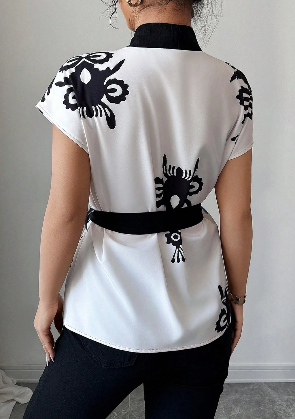 Elegant Waist-Cinching Short Sleeve Top
